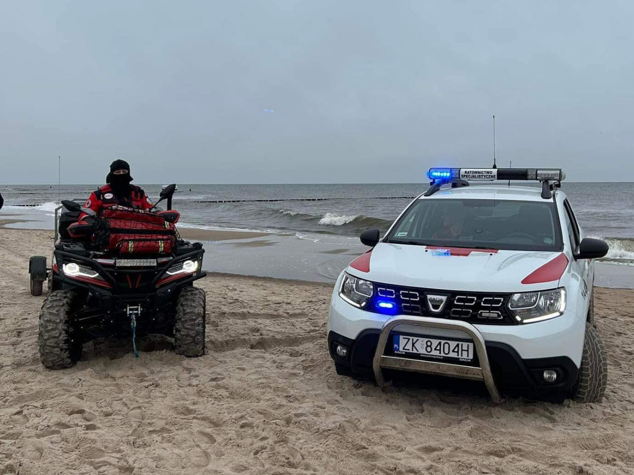 Pojazd ratownictwa i quad ratunkowy PCK Koszalin podczas zabezpieczenia medycznego na plaży