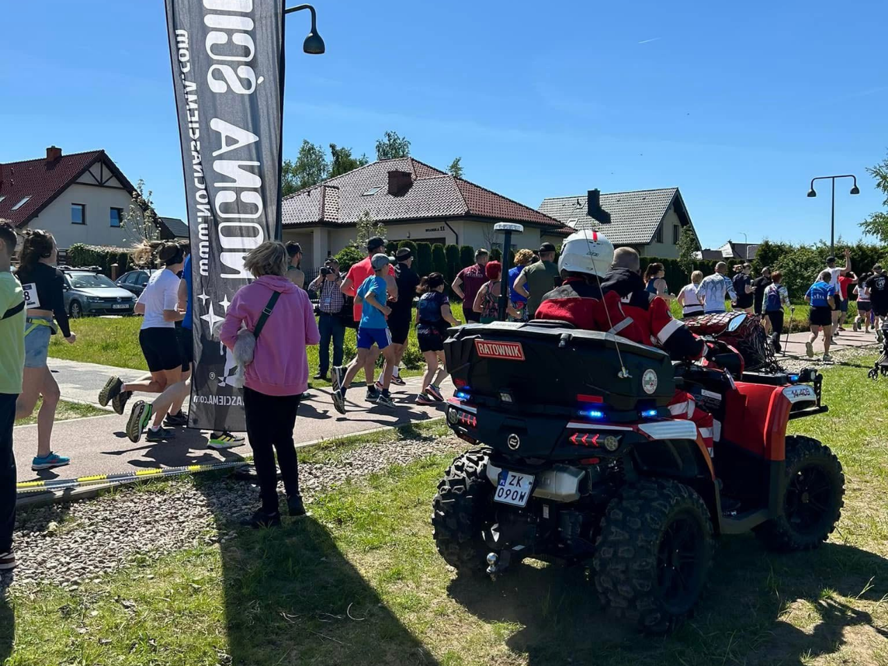 Ratownicy PCK Koszalin na quadzie podczas zabezpieczenia medycznego biegu ulicznego