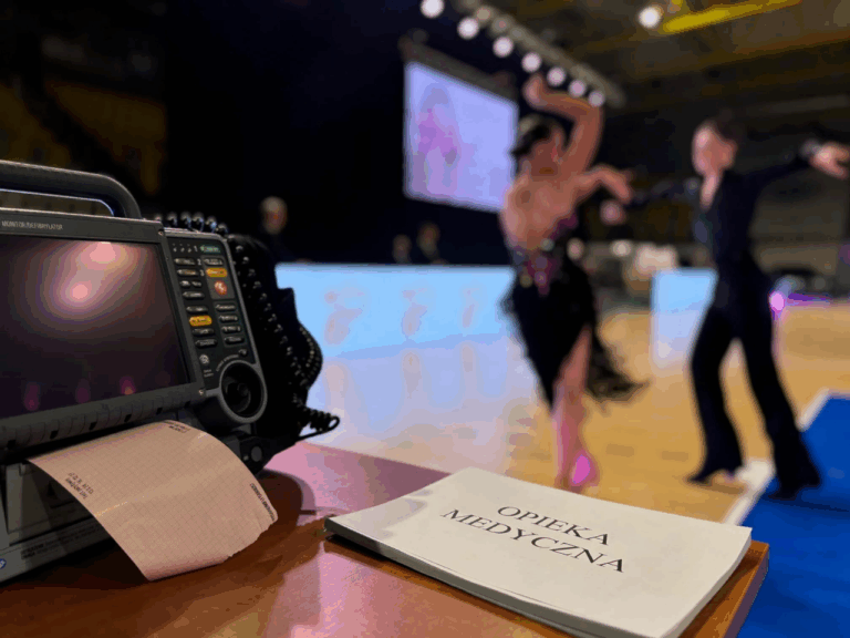 Sprzęt ratowniczy podczas zabezpieczenia medycznego turnieju tańca towarzyskiego