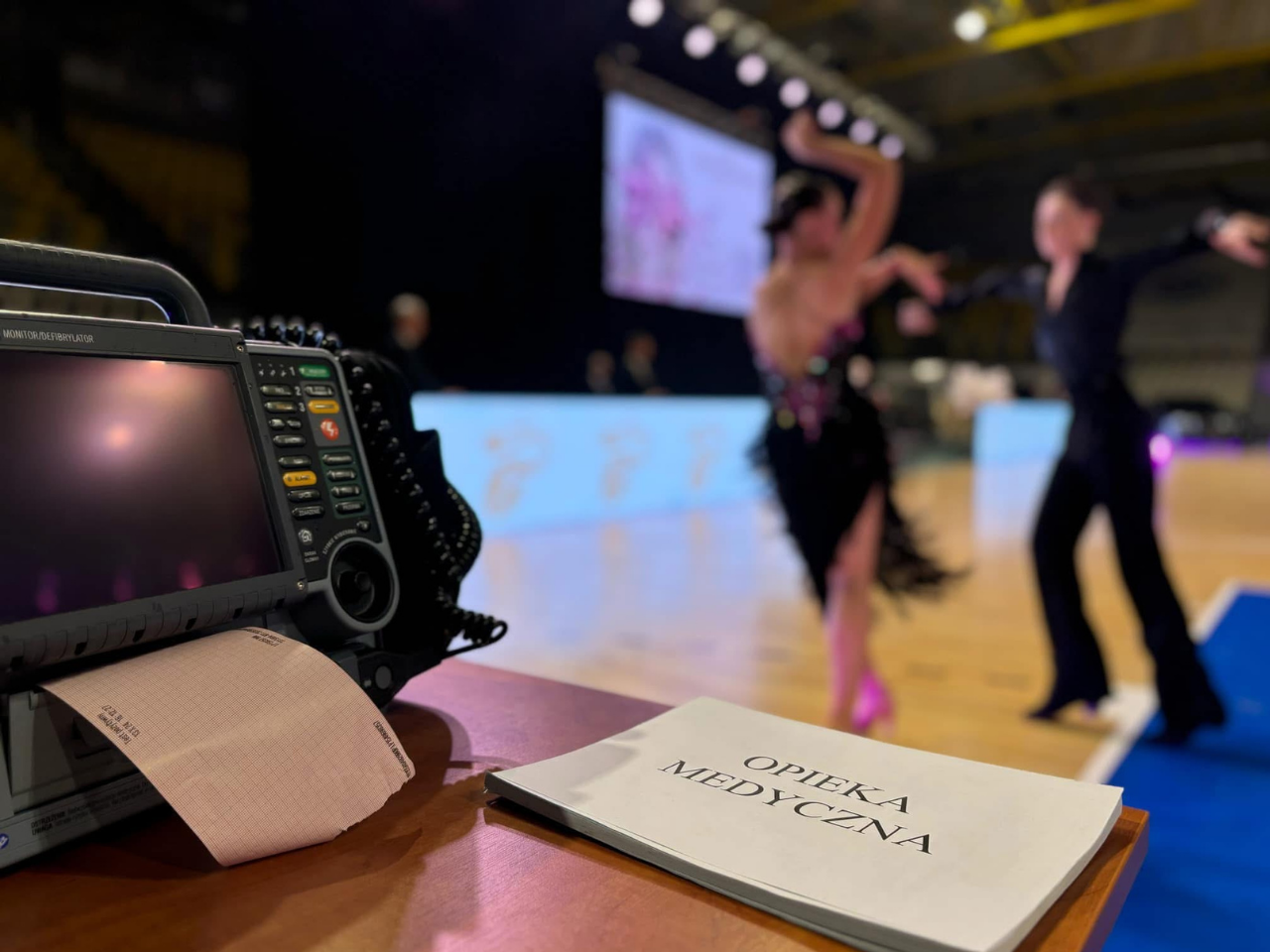 Sprzęt ratowniczy podczas zabezpieczenia medycznego turnieju tańca towarzyskiego