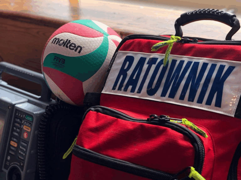 Torba medyczna ratownika PCK Koszalin z piłką siatkową i defibrylatorem podczas zabezpieczenia medycznego meczu