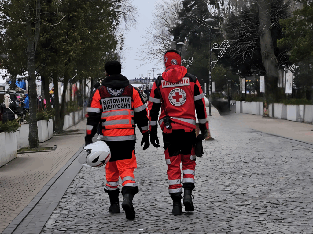Ratownicy medyczni PCK Koszalin podczas zabezpieczenia medycznego wydarzenia w Mielnie nad morzem