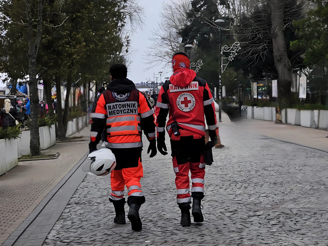 Ratownicy medyczni PCK Koszalin podczas zabezpieczenia medycznego wydarzenia w Mielnie nad morzem